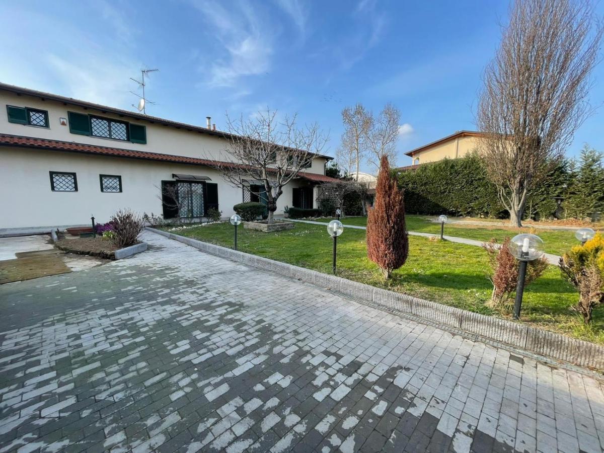 Lussuosa Villa Vicino Alla Stazione Caronno Pertusella Zewnętrze zdjęcie